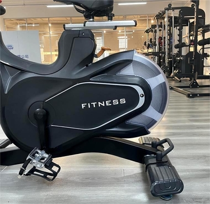 Vélo de spinning intérieur réglable en hauteur pour des séances d'entraînement personnalisées et du bodybuilding