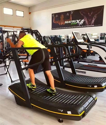 Boîte en contreplaqué en mousse de plastique Équipement de gymnastique commercial Non motorisé Coureur d'air manuel tapis roulant incurvé