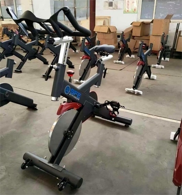 Équipement de gymnastique commercial Vélo d'exercice de musculation en acier pour entraînement cardio en intérieur