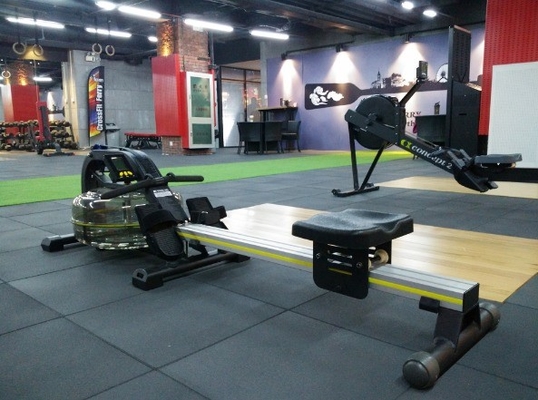 Machine à ramer à l'eau pliante avec fonction de pliage dans les équipements de gym