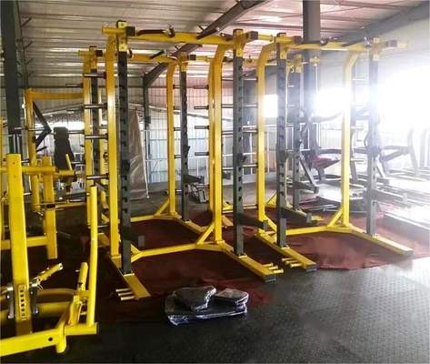 Exercice d'entraînement en force avec un support de machine et un support de squat