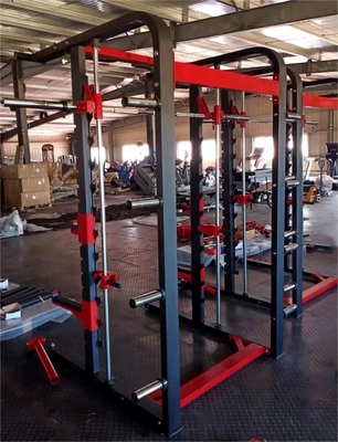Entraînement multifonctionnel sur un support de gym neutre en fonction du sexe avec un support de squat pliable et une barre de barre