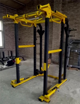 Entraînement multifonctionnel sur un support de gym neutre en fonction du sexe avec un support de squat pliable et une barre de barre