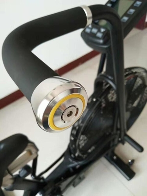 Entraînement cardiovasculaire intensif avec le vélo commercial Befreeman Air en Gary/rouge/noir/jaune