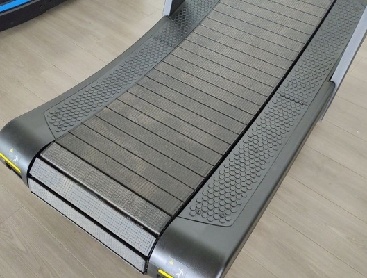 Le tapis roulant de conception incurvée pour l'entraînement cardio-auto-générateur et Max. Poids de l'utilisateur 200 kg