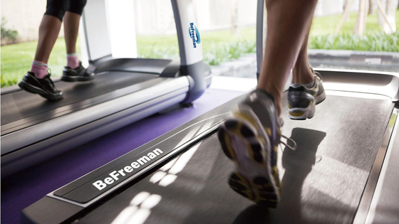 Pas de tapis roulant électrique pliable commercial pour le culturisme et le programme d'exercice