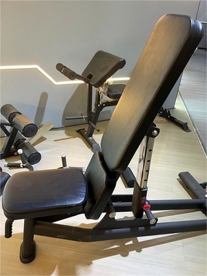 Le banc de poids à charge moyenne est le choix idéal pour l'entraînement en force dans les gymnases commerciaux