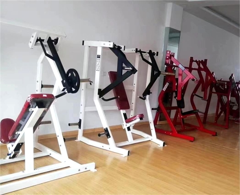 L' entraînement en force est plus facile avec une plaque de pression de poitrine assise et chargée
