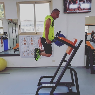 Entrenant de musculation verticale pour les genoux vers le haut et vers le bas pour économiser de l'espace