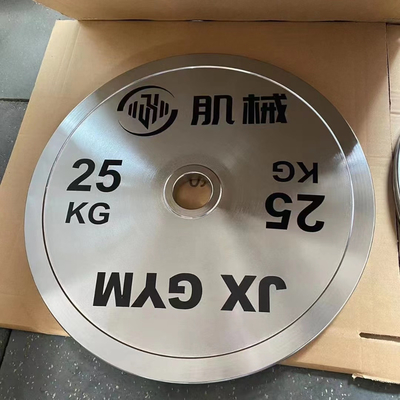 Une barre d'entraînement en force avec un ensemble de plaques de poids et une barre en argent de plaque de chrome