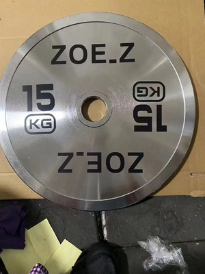 Une barre d'entraînement en force avec un ensemble de plaques de poids et une barre en argent de plaque de chrome