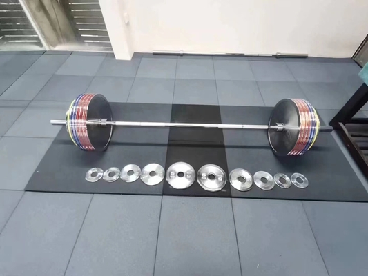 Une barre d'entraînement en force avec un ensemble de plaques de poids et une barre en argent de plaque de chrome