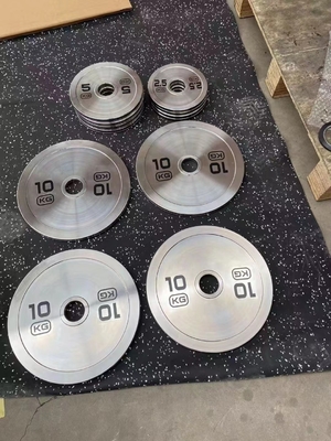 Une barre d'entraînement en force avec un ensemble de plaques de poids et une barre en argent de plaque de chrome