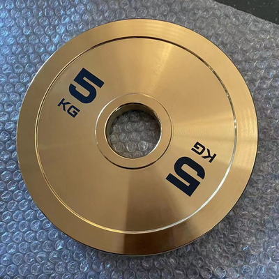 L' entraînement en force est facilité. Plaque d' or, plaque de chrome, barre de fer coulé, avec plaques de poids.