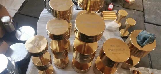 L' entraînement en force est facilité. Plaque d' or, plaque de chrome, barre de fer coulé, avec plaques de poids.