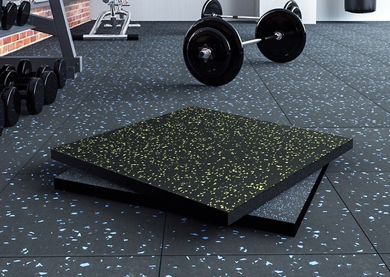 Plancher en caoutchouc en forme de rouleau de gymnase pour centre de fitness sportif