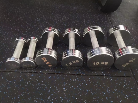 Les haltères chrome sont le complément parfait à votre routine d'entraînement de force par Befreema