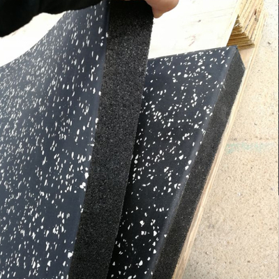 Tapis en caoutchouc de gymnase avec une épaisseur de 10 mm/15 mm/20 mm/25 mm/30 mm et une grande durabilité