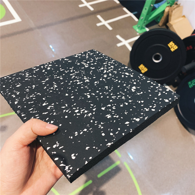 Tapis en caoutchouc de gymnase avec une épaisseur de 10 mm/15 mm/20 mm/25 mm/30 mm et une grande durabilité