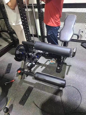 Machine d'extension de la courbure des jambes avec sélection de la charge des broches