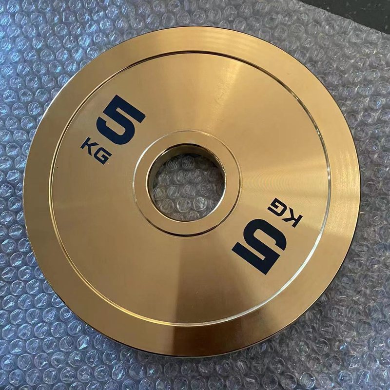 L' entraînement en force est facilité. Plaque d' or, plaque de chrome, barre de fer coulé, avec plaques de poids.